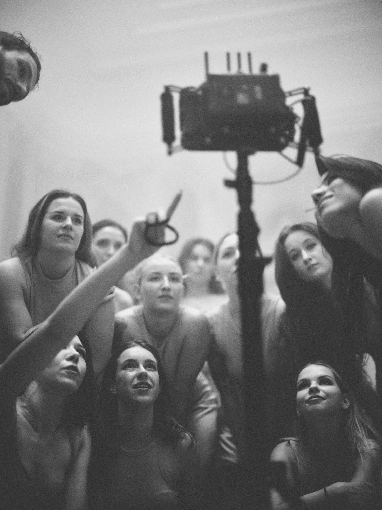 Tänzerinnen betrachten Video Footage