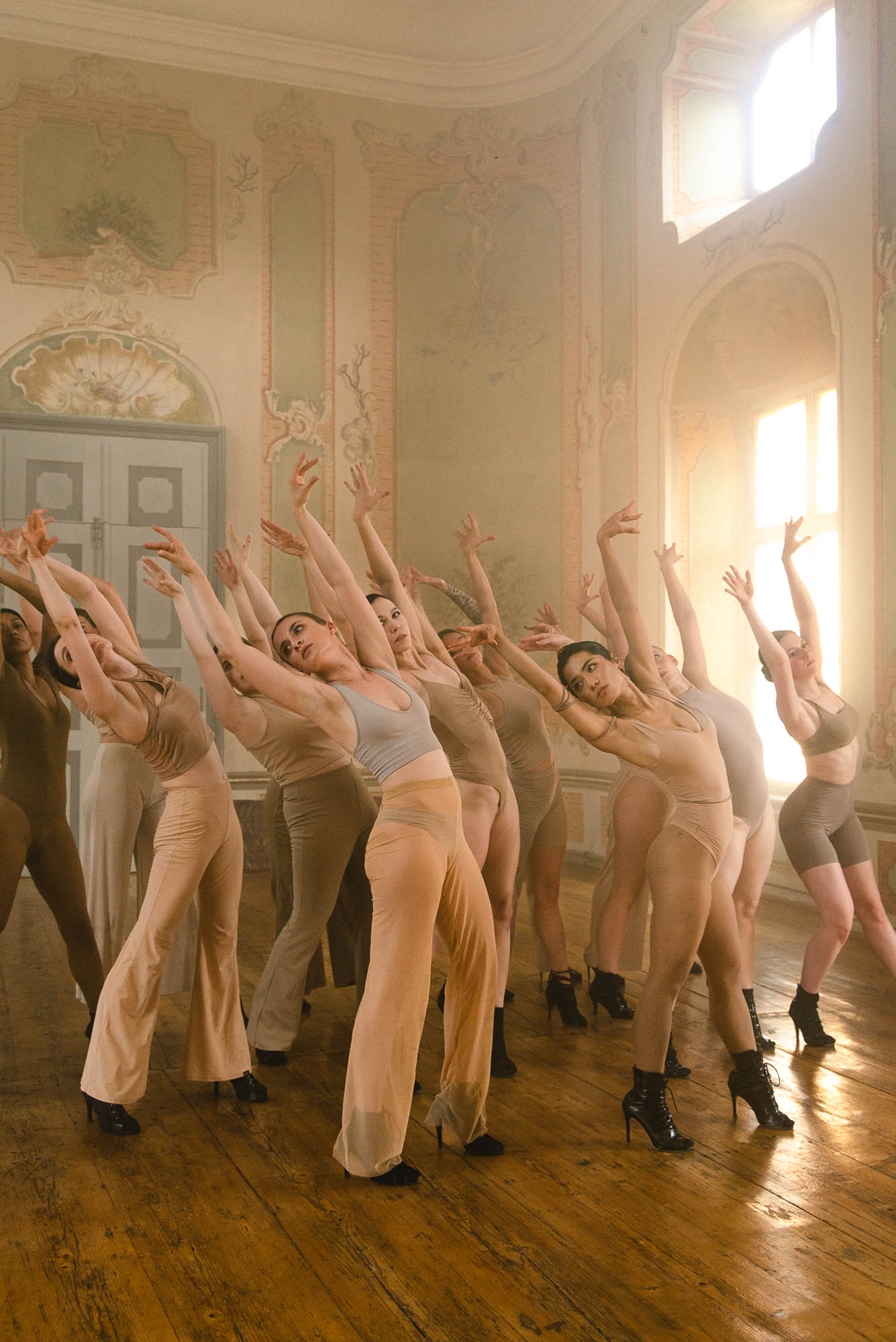 Peristera Golubochki Musikvideo Gruppe Tänzerinnen