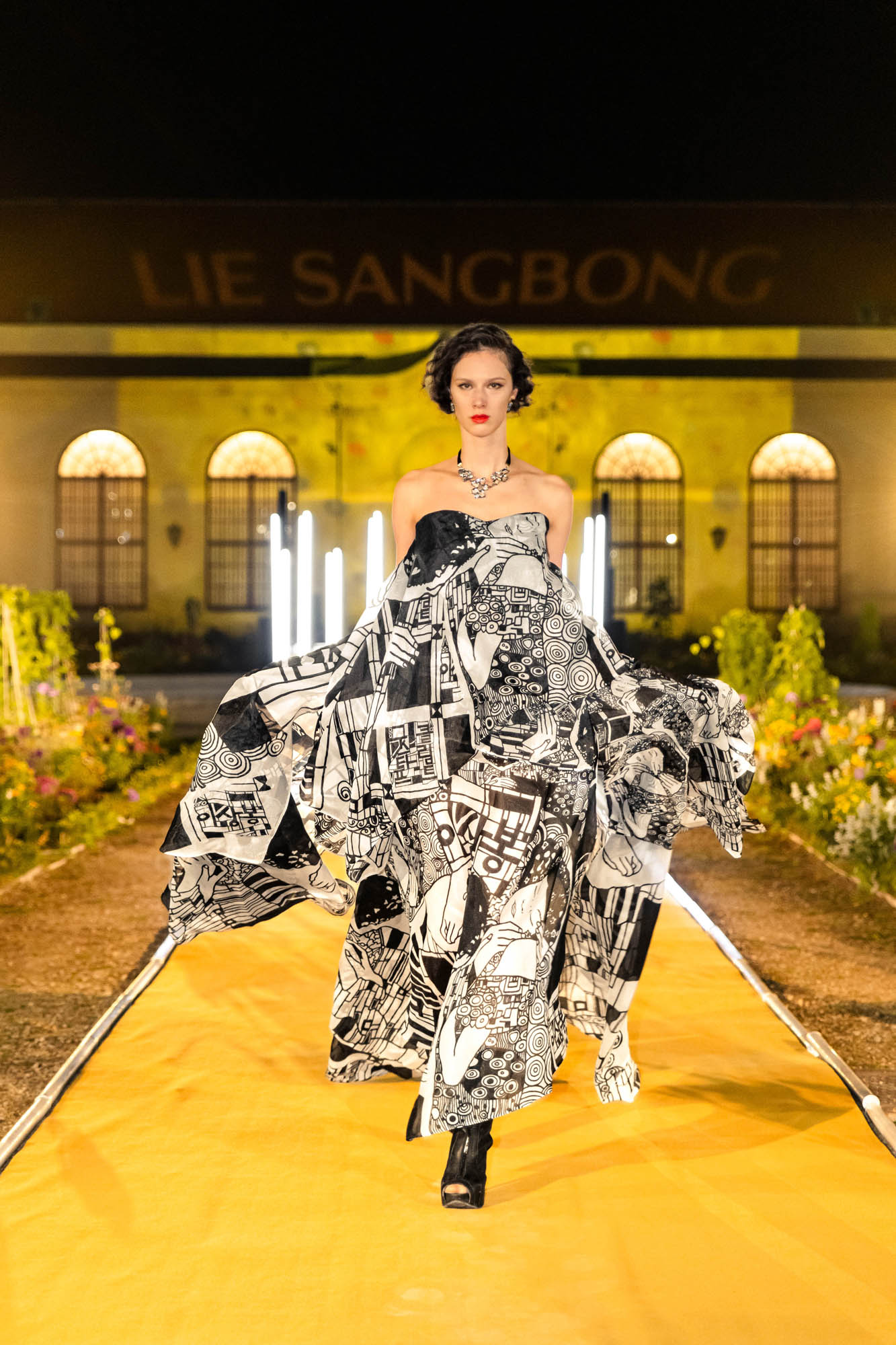Lie Sangbong Fashion Show Kustav Klimt Dress Laufsteg 