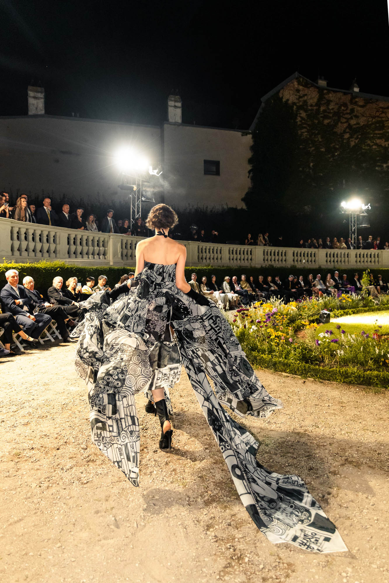 Lie Sangbong Fashion Show Kustav Klimt Dress Laufsteg vor Belvedere Museum 