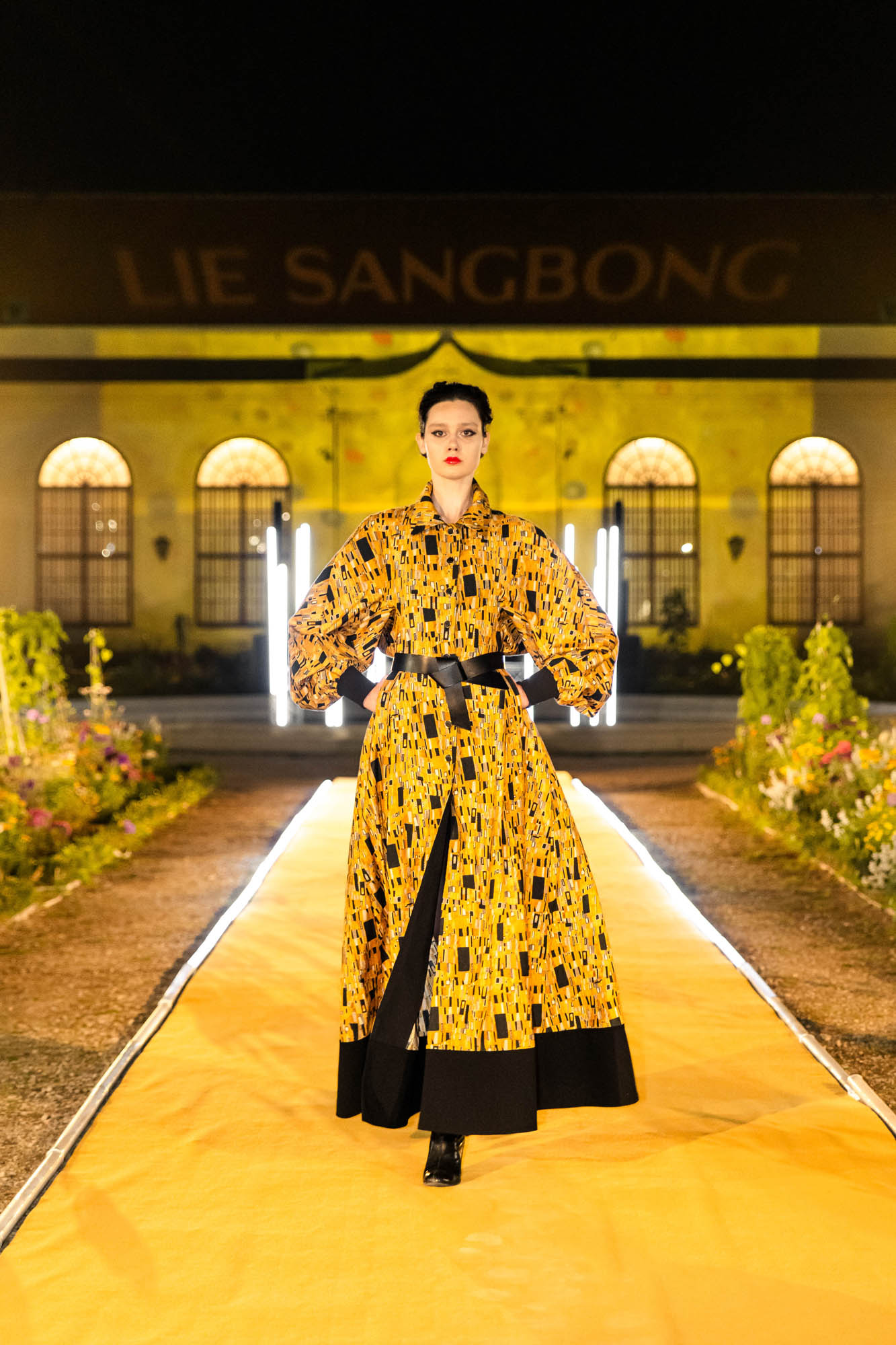 Lie Sangbong Fashion Show Kustav Klimt Dress Laufsteg vor Belvedere Museum 