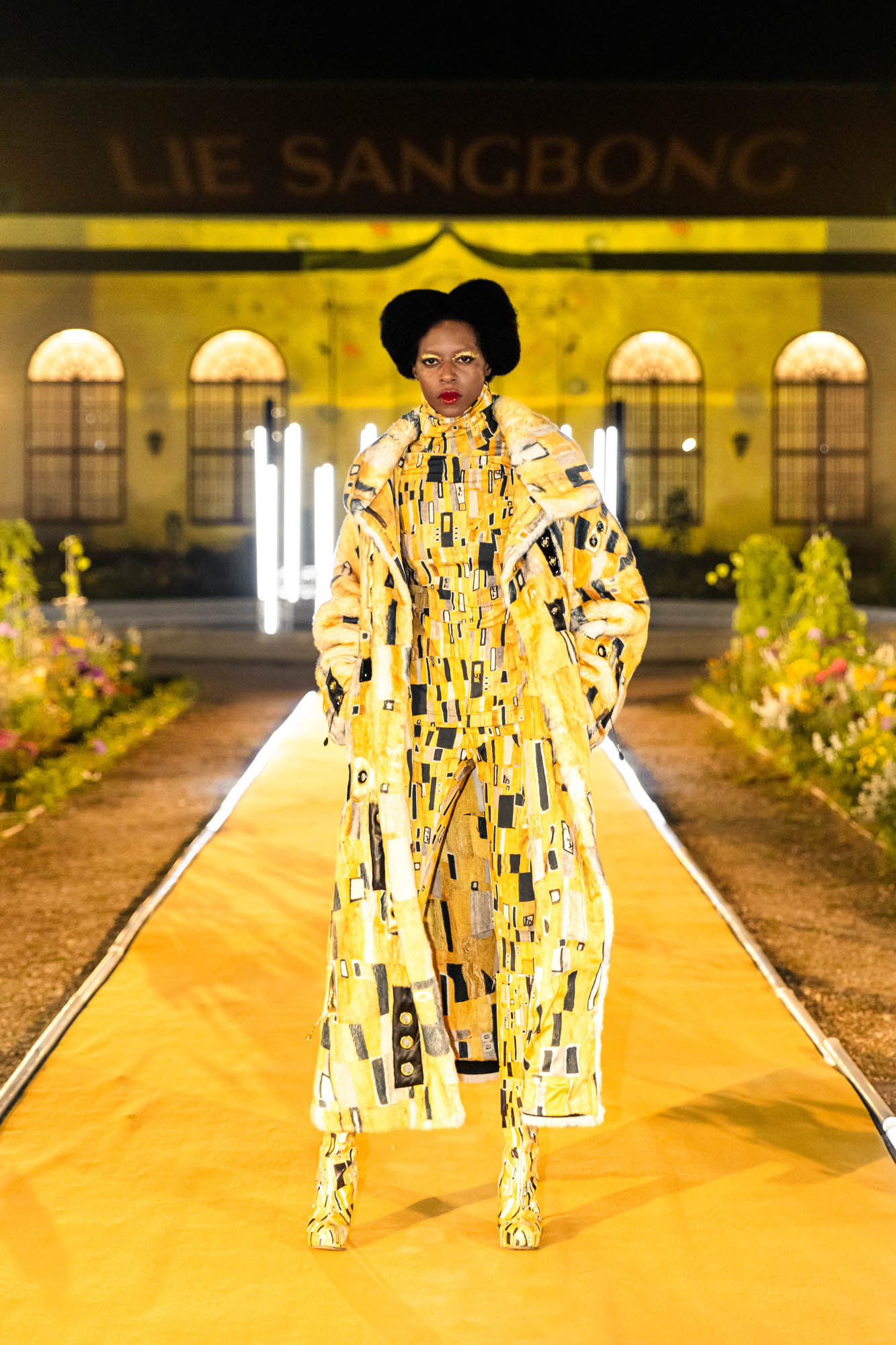 Lie Sangbong Fashion Show Kustav Klimt Dress Laufsteg 