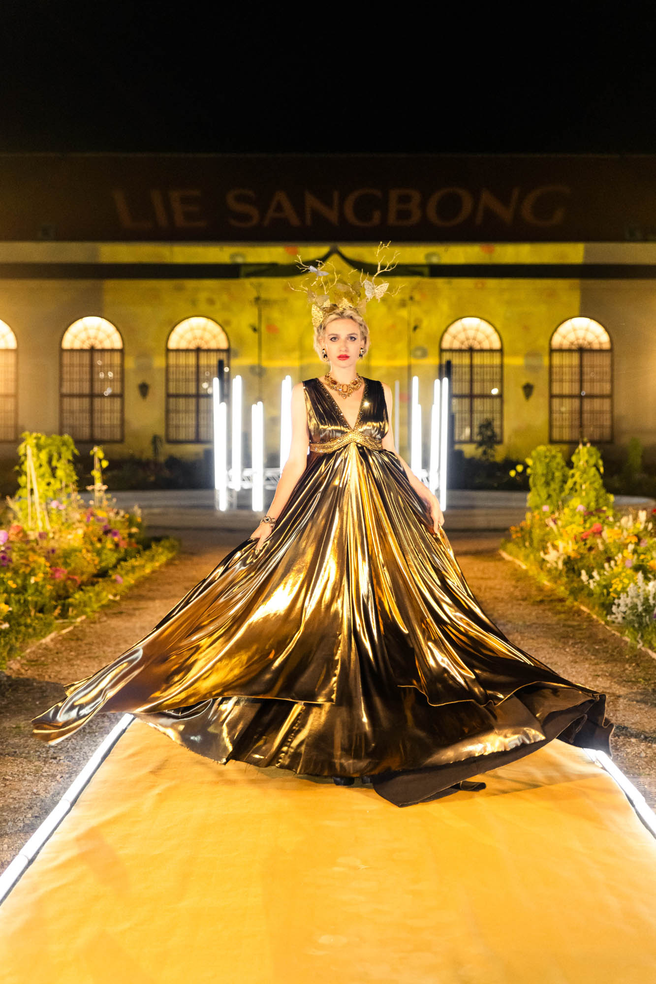 Lie Sangbong Fashion Show goldenes Kustav Klimt Dress am Laufsteg 