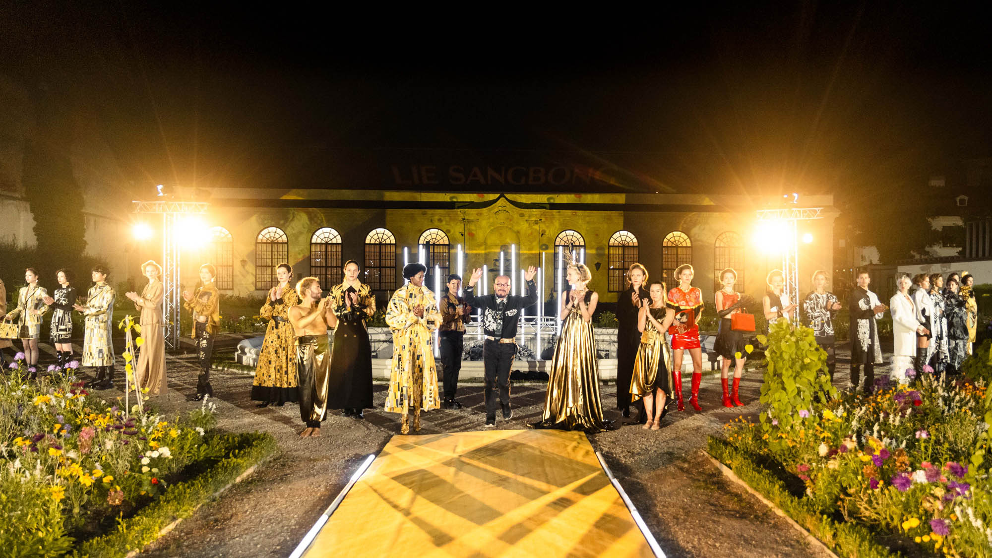 Lie Sangbong Fashion Show Laufsteg vor Belvedere Museum Gruppenfoto 