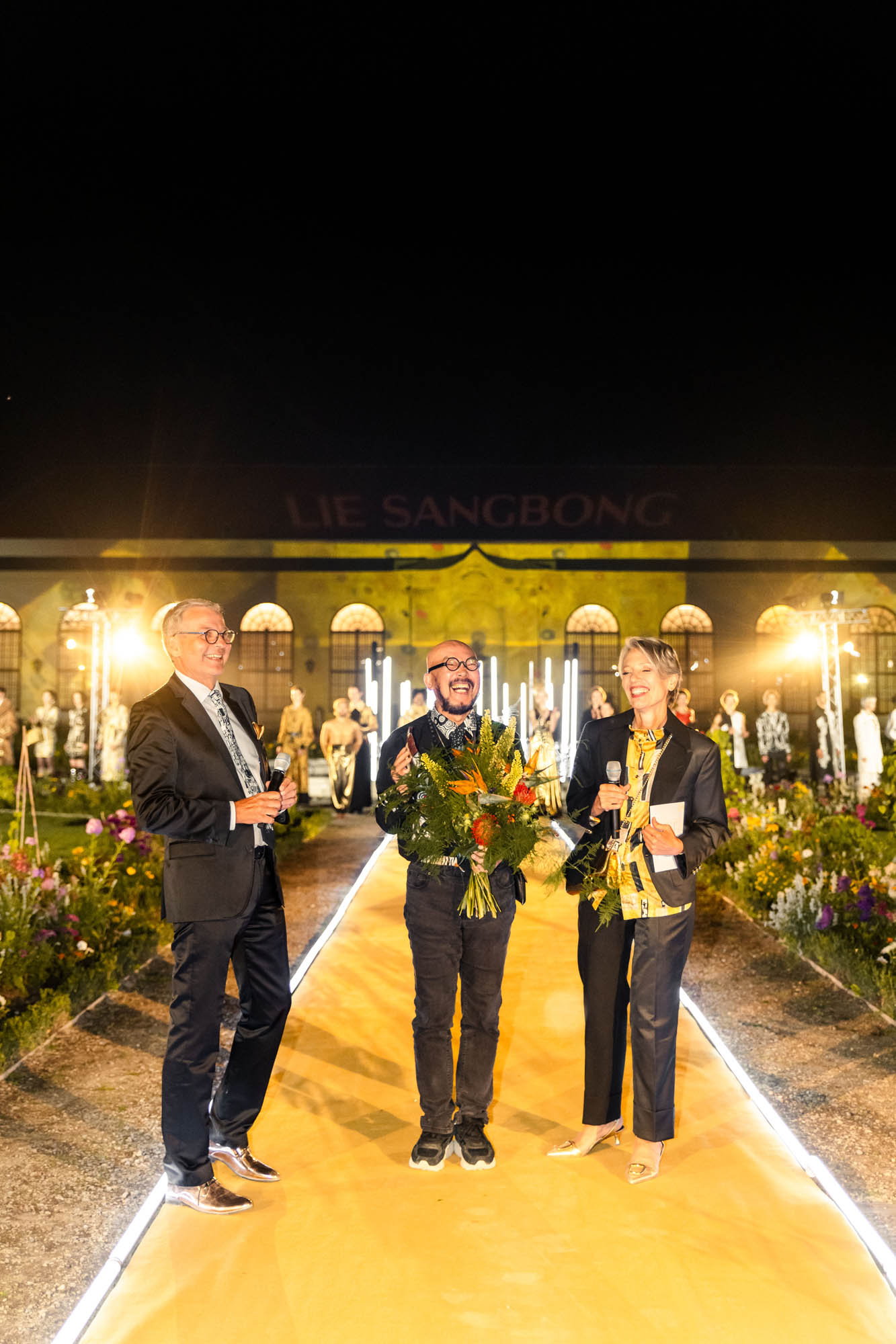 Lie Sangbong Fashion Show vor Belvedere Museum Blumen überreichen 