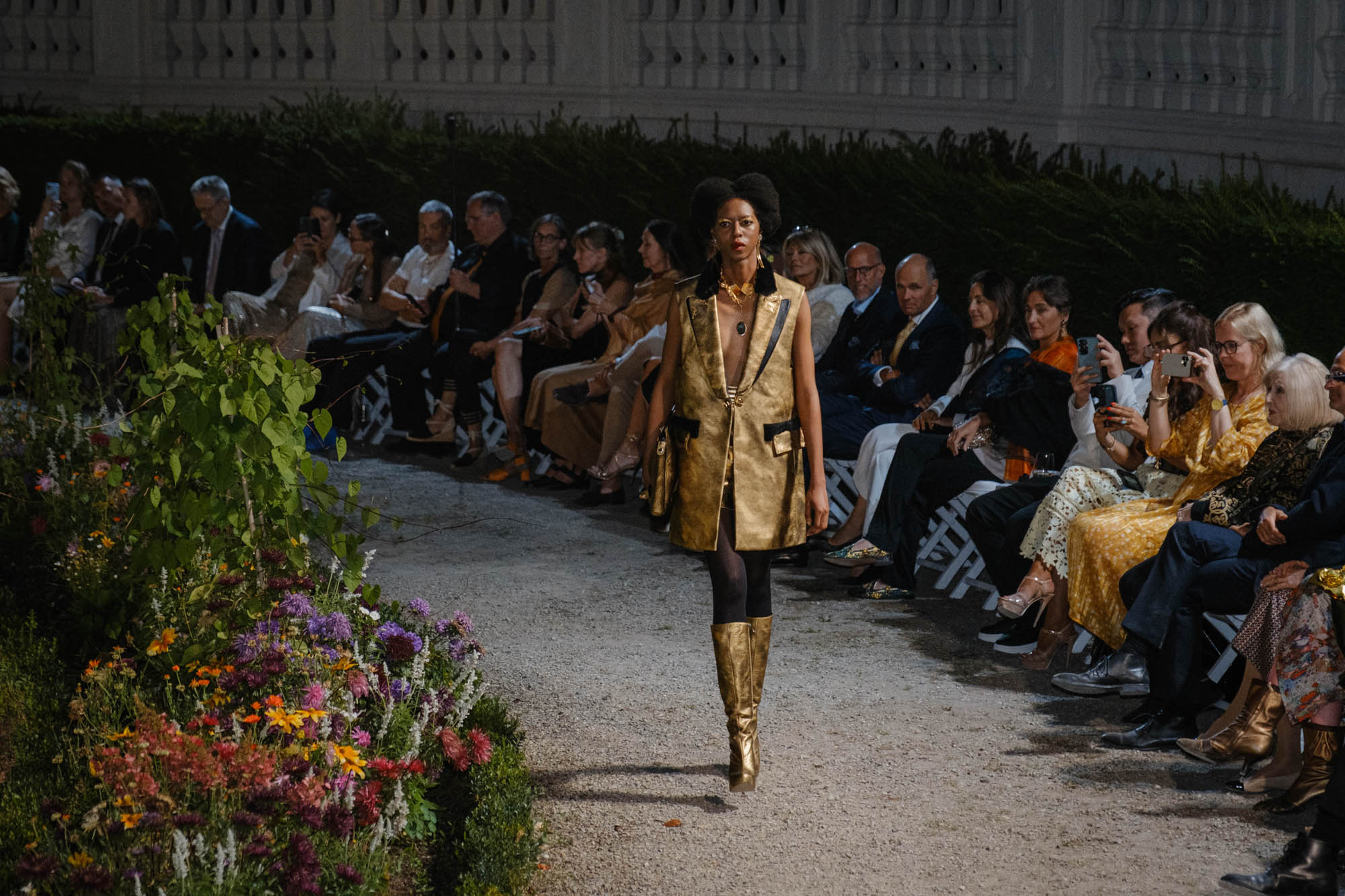 Lie Sangbong Fashion Show Kustav Klimt Dress Laufsteg vor Belvedere Museum 