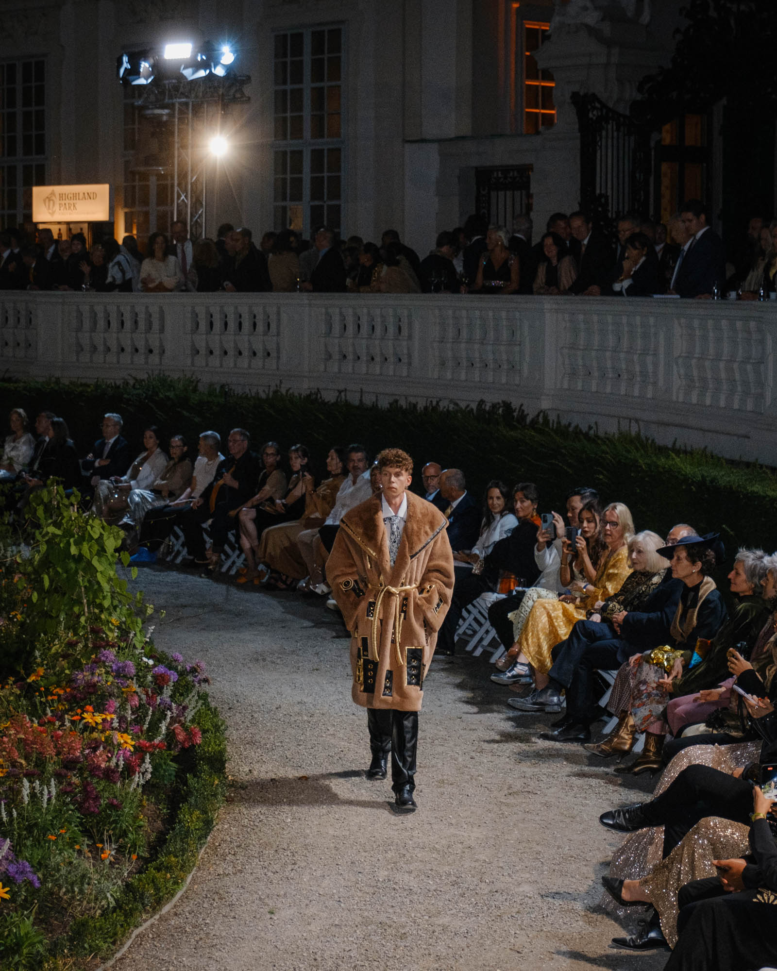 Lie Sangbong Fashion Show Kustav Klimt Mantel Laufsteg 