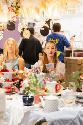 IKEA Wien Westbahnhof Festival Prinzessin schaut in die Karten