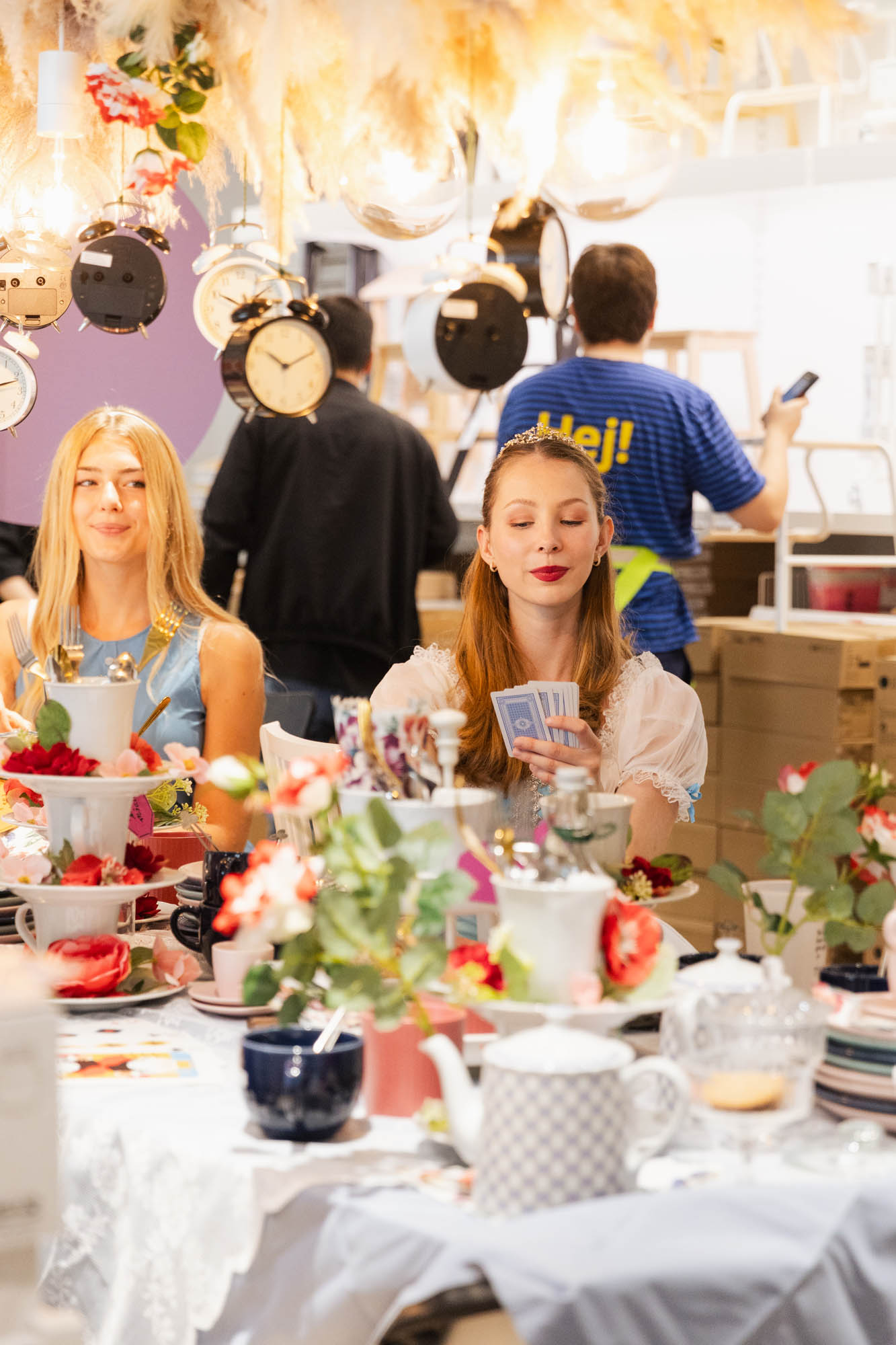 IKEA Wien Westbahnhof Festival Prinzessin schaut in die Karten 