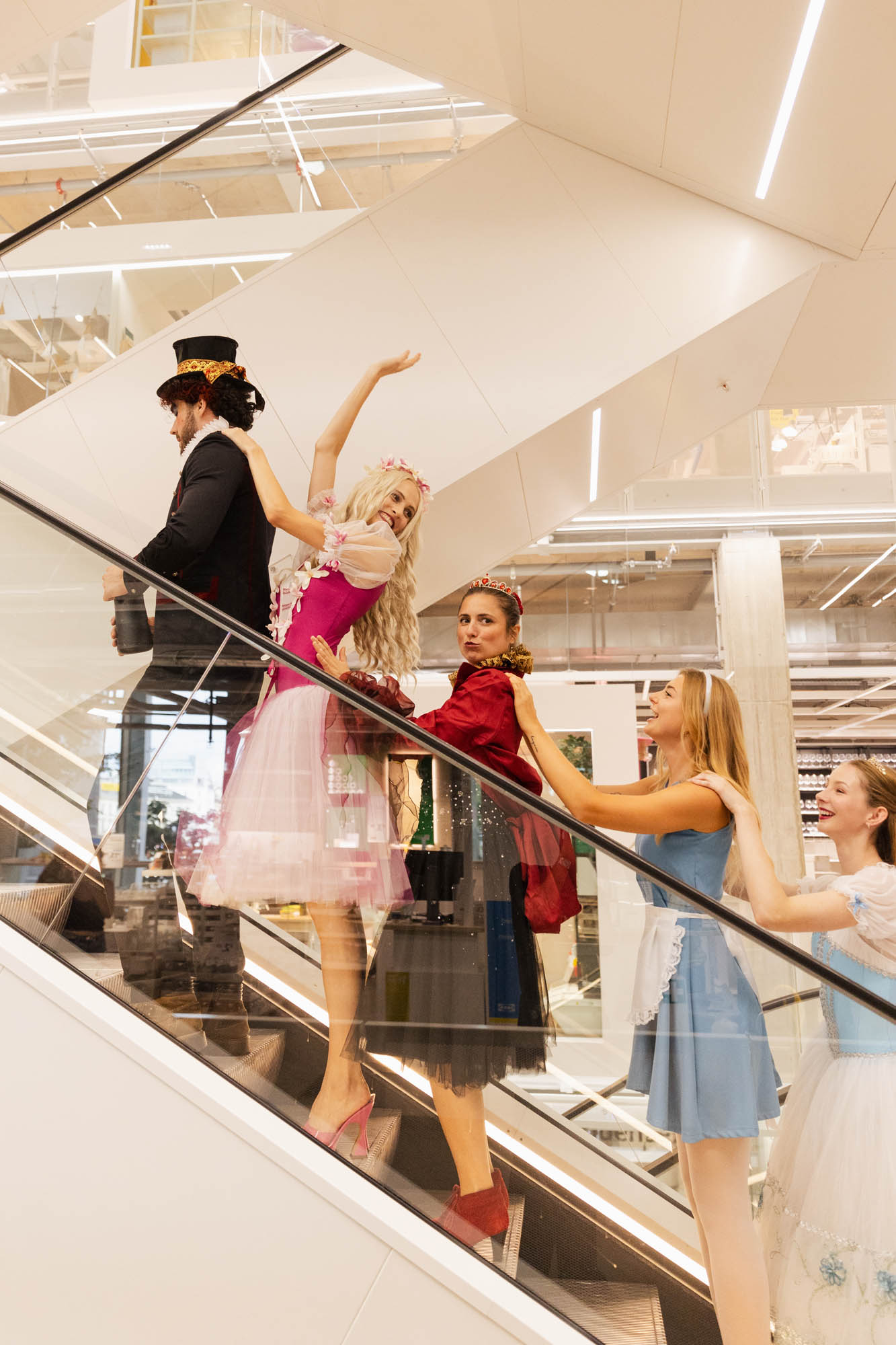 IKEA Wien Westbahnhof Darsteller auf der Rolltreppe 