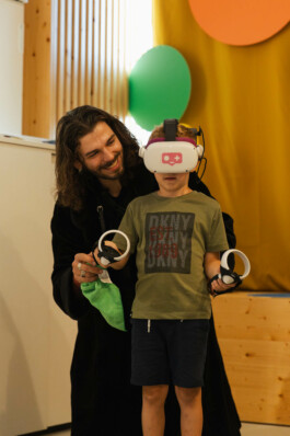 IKEA Wien Westbahnhof Festival Adi Lozancic und Kind mit Virtual Reality
