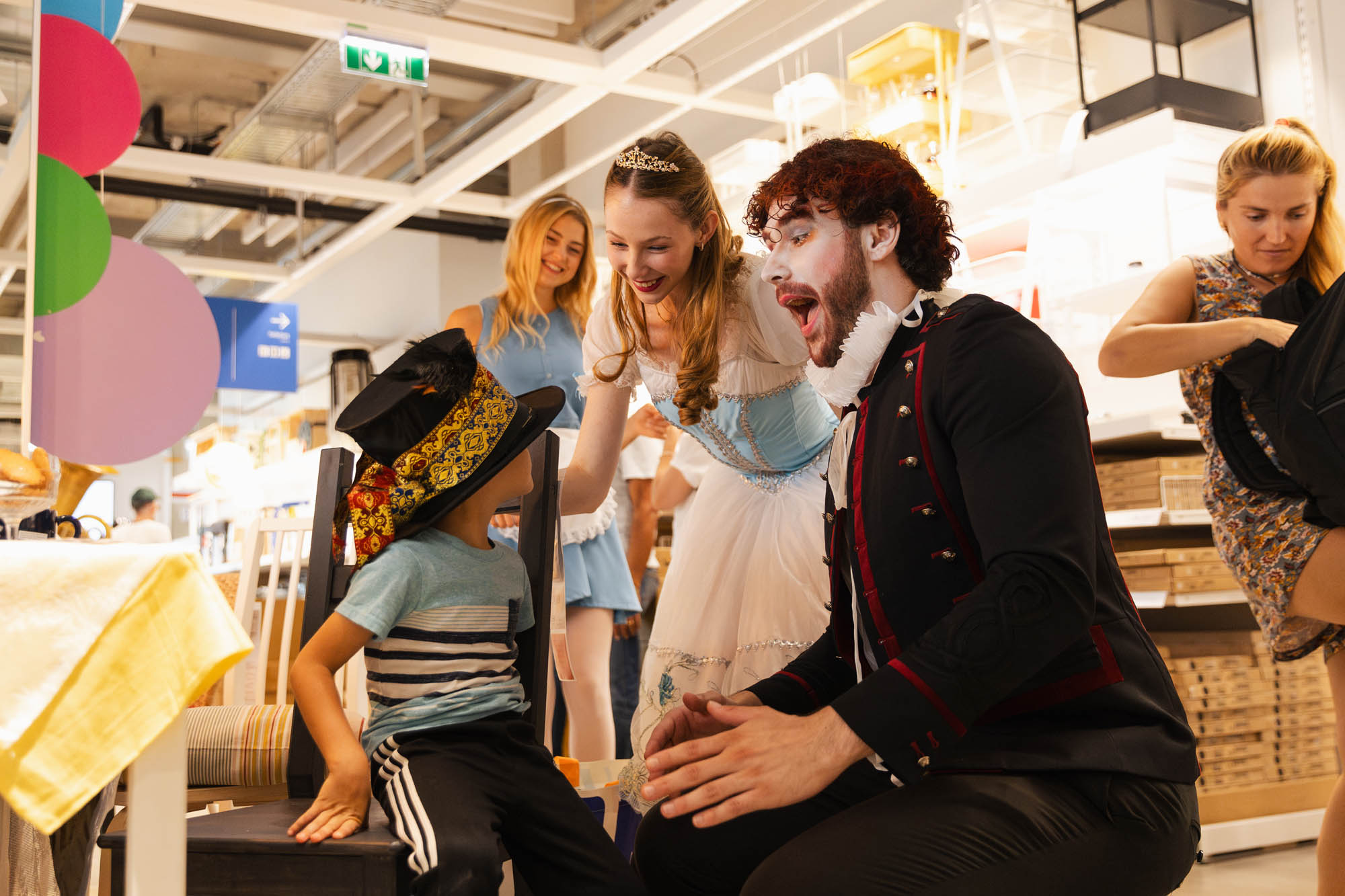 IKEA Wien Westbahnhof Festival Kind mit Hut und Darsteller 