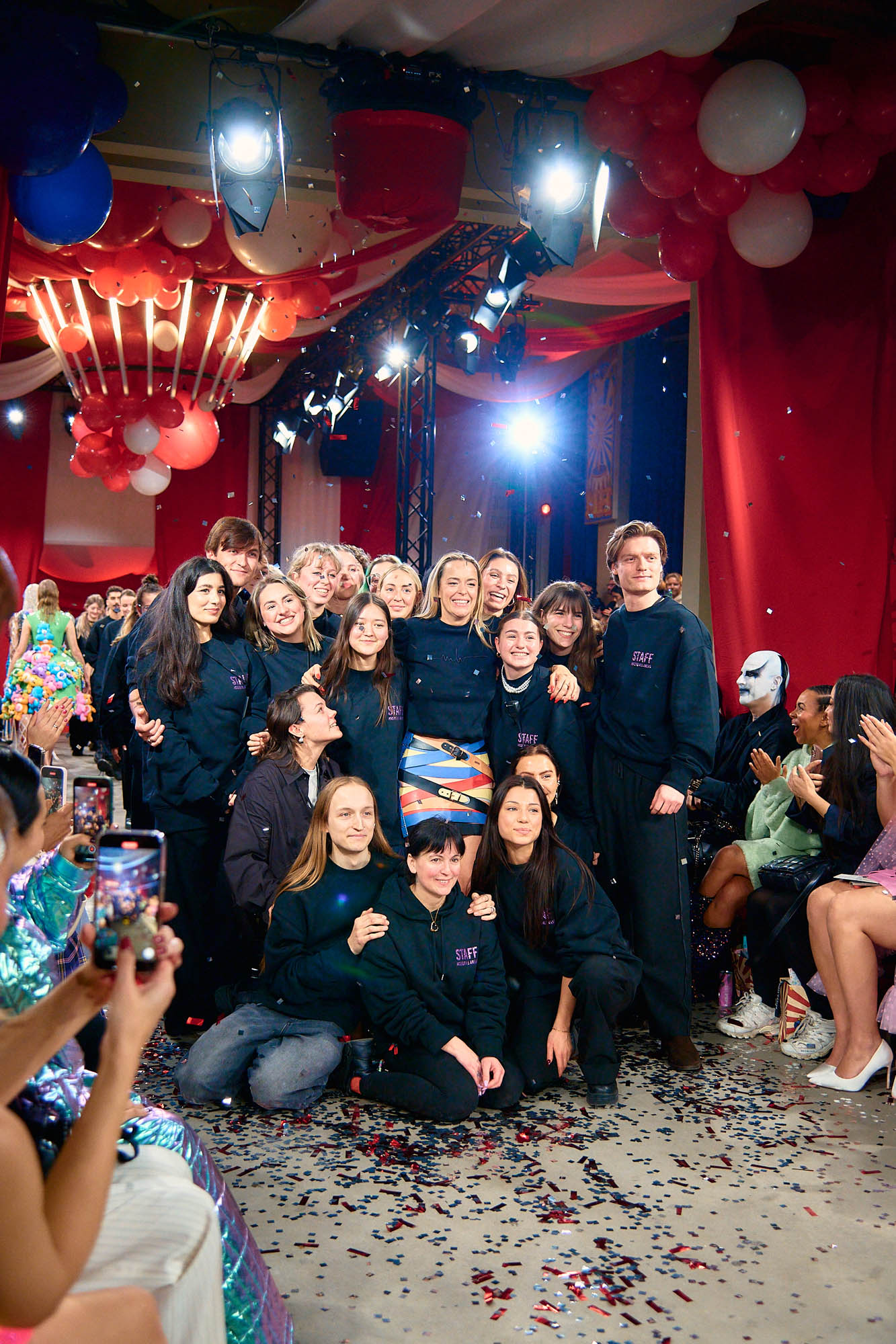 Circus Marina Hoermanseder Fashion Show Gruppenfoto