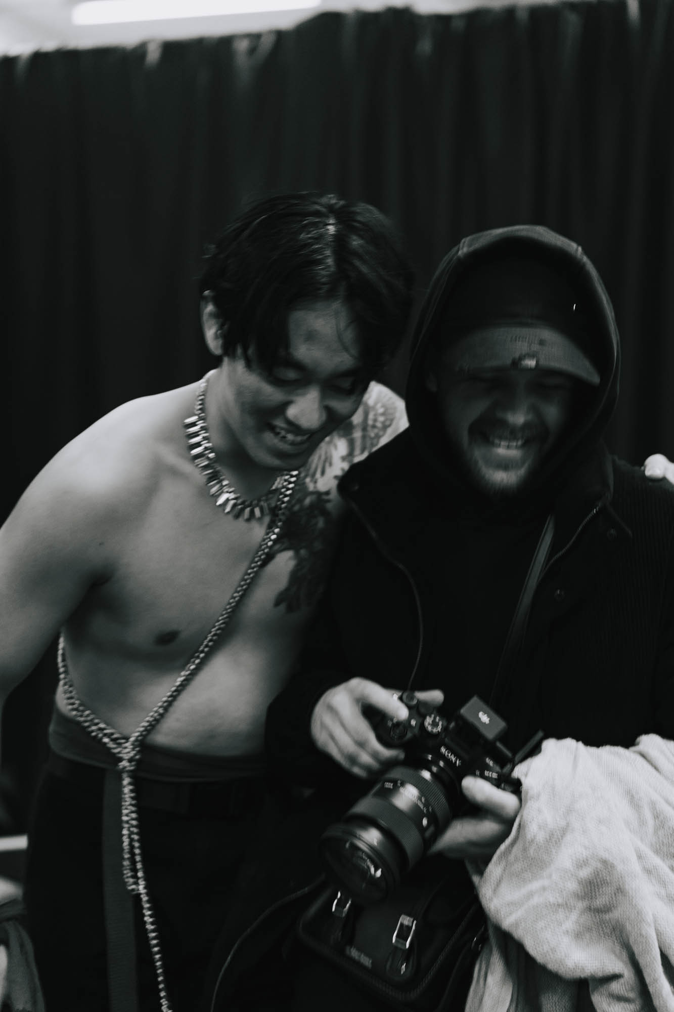 Hyuny Uptown Pansori Musikvideo und Selman Klicic Behind the Scenes lachend